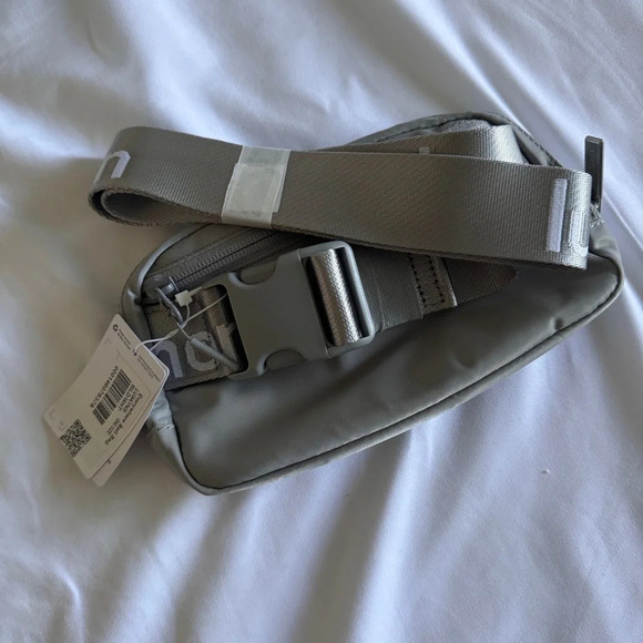 🆕🤍 Lululemon Everywhere Belt Bag - Silver Drop White Wordmark - Picture 4 of 7